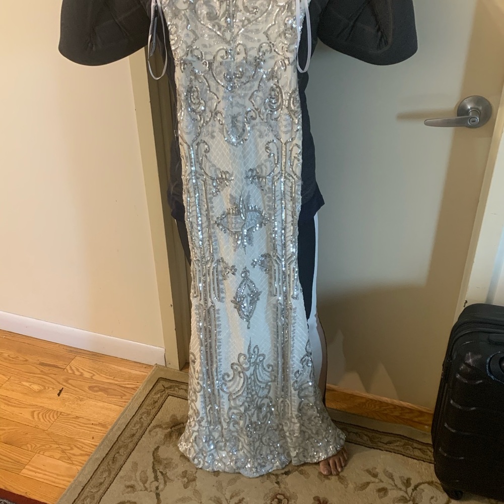 NWT Betsy & Adam Silver spaghetti strap gown - Picture 4 of 8